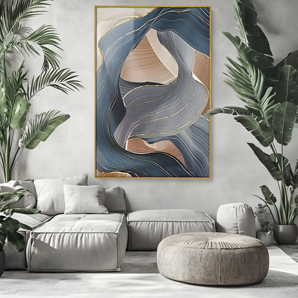 Tablou canvas cu pictura abstracta cu valuri ondulate, in rama de aluminiu auriu, pe perete intr-un living